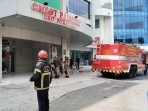 Proses Evakuasi Gedung PPJT RSUD dr Soetomo yang terbakar. (Sugiantoro)