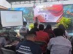 Suasana pendampingan pakar Untag Surabaya dan Kasetsart University Thailand kepada warga Kampung Kawak Maspati dalam mengolah sampah menjadi produk bernilai ekonomi.