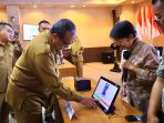 Sekda Gresik Achmad Washil Miftahul Rachman mencoba sistem e-voting. Sekda Gresik Achmad Washil Miftahul Rachman mencoba sistem e-voting.
