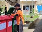 Petugas BPBD Jember melakukan pemilahan sampah. (Foto: Ist)
