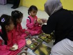 Siswa TK di Wringinagung, Jember saat mengkonsumsi MBG. (Foto: Ist) Siswa TK di Wringinagung, Jember saat mengkonsumsi MBG. (Foto: Ist)
