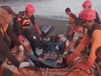 Tim SAR berhasil mengevakusi jasad korban. (Foto: Ist)