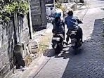Tangkapan layar rekaman CCTV seorang pria dan wanita mendorong motor diduga curian. (Foto: Ist) Tangkapan layar rekaman CCTV seorang pria dan wanita mendorong motor diduga curian. (Foto: Ist)