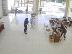 Tangkapan layar CCTV saat pelaku mengejar korban. (Foto: Ist)