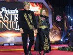 Bupati Sidoarjo Subandi bersama istri Sriatun tampil mengenakan busana batik khas produksi perajin lokal saat menghadiri penutupan Pesona Wastra Sidoarjo 2026 di Pendopo Delta Wibawa. (Foto: Ist/dok Kominfo Sidoarjo)