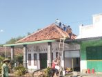Warga dan petugas berusaha memadamkan api. (Foto: Ist) Warga dan petugas berusaha memadamkan api. (Foto: Ist)