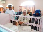 Menteri PPPA Arifatul Choiri Fauzi didampingi Dirut Petrokimia Gresik Daconi Khotob saat meninjau Daycare Petrokimia Gresik. (Foto: Ist/Komkor PG)