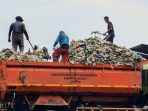 Petugas DLHK Sidoarjo saat mengurai tumpukan sampah yang hendak dibuang ke TPA Jabon. (Foto: Ist) Petugas DLHK Sidoarjo saat mengurai tumpukan sampah yang hendak dibuang ke TPA Jabon. (Foto: Ist)