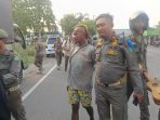 Satpol PP Sidoarjo saat mengamankan gepeng. (Foto: Ist)
