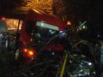 Kondisi truk besar masuk parit usai kecelakaan di jalur tengkorak, Gresik.