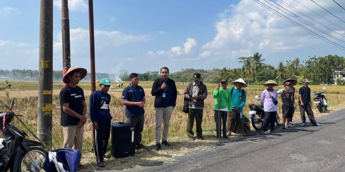 Edukasi pemupukan berimbang oleh Pupuk Indonesia kepada petani di Kulon Progo. Edukasi pemupukan berimbang oleh Pupuk Indonesia kepada petani di Kulon Progo.