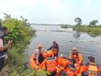 Petugas mengevakuasi jasad korban di Waduk German, Lamongan. Petugas mengevakuasi jasad korban di Waduk German, Lamongan.