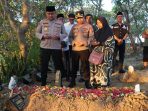 Wakapolda Jatim Brigjen Pol Pasma Royce didampingi Kapolres Gresik AKBP Ramadhan Nasution ziarah ke makam Khusaeni. (Foto: Ist)