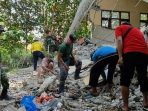 Petugas melakukan asesmen ruang kelas SDN Trantang, Kecamatan Kerek, Tuban ambruk. (Foto: Ist) Petugas melakukan asesmen ruang kelas SDN Trantang, Kecamatan Kerek, Tuban ambruk. (Foto: Ist)