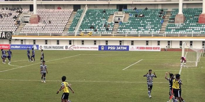 Pemain Persid Jember merayakan gol yang diciptakan oleh Farrel. (Foto: Aji)