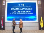 Penyerahan piagam Penghargaan Badan Siber dan Sandi Negara (BSSN) oleh Kepala BSSN Nugroho Sulistyo Budi kepada Wakil Gubernur NTB Indah Dhamayanti Putri. (Foto: Ist)