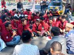 Ketua DPRD Sidoarjo Abdilah Nasih menemui massa. (Foto: Achmad Adi Nurcahya)
