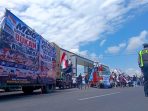 Ribuan demonstran diiringi sound horeg berkumpul di depan gerbang kantor DPRD Bojonegoro. (Foto: Umam)