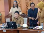 Bupati Sidoarjo Subandi usai audiensi bersama PPLS dan warga terdampak di Opsroom Setda Kabupaten Sidoarjo. (Foto: Achmad Adi Nurcahya)