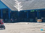 Tampak paving rusak yang ada di Depo Pasar Ikan Sidoarjo. (Foto: Achmad Adi Nurcahya)