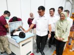 Direktur Utama Petrokimia Gresik Daconi Khotob meninjau prosesi khitan.