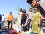 Polres Bondowoso mendistribusikan air bersih ke warga. (Foto: Ist)