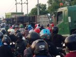 Kondisi truk terguling dan kemacetan parah di Manyar, Gresik. Kondisi truk terguling dan kemacetan parah di Manyar, Gresik.