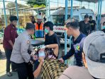 Petugas menjemput pasien asal Pulau Bawean di Pelabuhan Gresik.