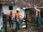 Tim Teknis Daop 9 Jember melakukan pemasangan patok penutupan JPL liar. (Foto: Ist).