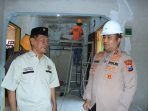 Kapolres Gresik AKBP Ramadhan Nasution bersama AKP (Purn) Mulyo Utomo meninjau renovasi rumah. Kapolres Gresik AKBP Ramadhan Nasution bersama AKP (Purn) Mulyo Utomo meninjau renovasi rumah.