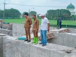Bupati Sidoarjo Subandi saat meninjau rumah pompa. (Foto: Achmad Adi Nurcahya) Bupati Sidoarjo Subandi saat meninjau rumah pompa. (Foto: Achmad Adi Nurcahya)