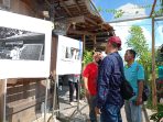 Pengunjung tampak mengamati deretan foto dokumentasi yang menampilkan kunjungan Soekarno ke Sidoarjo, sebagai bagian dari jejak sejarah sang Proklamator di Kabupaten Sidoarjo. (Foto: Achmad Adi Nurcahya) Pengunjung tampak mengamati deretan foto dokumentasi yang menampilkan kunjungan Soekarno ke Sidoarjo, sebagai bagian dari jejak sejarah sang Proklamator di Kabupaten Sidoarjo. (Foto: Achmad Adi Nurcahya)