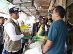 Dirut Bulog Ahmad Rizal Ramdhani meninjau distribusi beras SPHP. Dirut Bulog Ahmad Rizal Ramdhani meninjau distribusi beras SPHP.