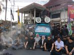 Anggota DPRD Jember menemui para mahasiswa. (Foto: Aji)