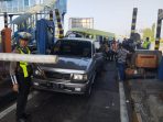 Elf berwarna hijau menabrak kendaraan lain di GT Waru. (Foto: Ist/PJR Jatim ll)