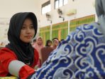 Sejumlah siswa SMKN 2 Buduran, Sidoarjo menjalani pemeriksaan kesehatan yang dilakukan BPJS Kesehatan Cabang Sidoarjo. (Foto: Ist)