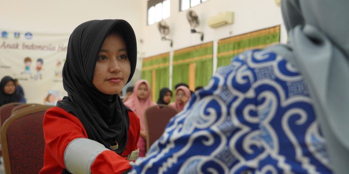 Sejumlah siswa SMKN 2 Buduran, Sidoarjo menjalani pemeriksaan kesehatan yang dilakukan BPJS Kesehatan Cabang Sidoarjo. (Foto: Ist)