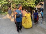 Warga dan petugas mengecakuasi kerangka di lokasi. (Foto: Ist)