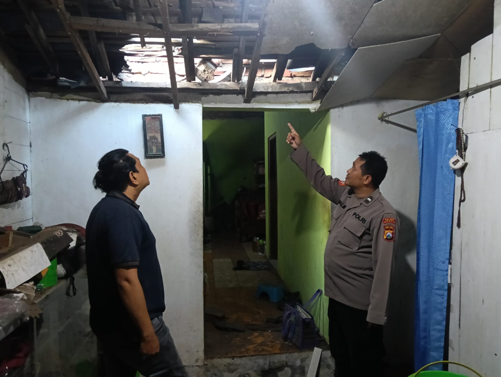 Balon Udara Berisi Petasan Meledak di Atap Rumah Warga Gresik, 2 Orang Terluka 1 Kondisi atap rumah warga yang jebol akibat ledakan balon udara berisi petasan.