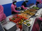 Relawan dapur SPPG Jombang Jember tengah menyiapkan menu MBG yang akan didistribusikan. (Foto: Ist)