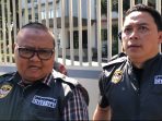 Kabag Ops Kortastipidkor Polri Kombes Pol Ahmad Yusuf Afandi (kiri) saat dimintai keterangan usai penggeledahan di PT Batara Indonesia, Gresik. (Foto: Andika DP) Kabag Ops Kortastipidkor Polri Kombes Pol Ahmad Yusuf Afandi (kiri) saat dimintai keterangan usai penggeledahan di PT Batara Indonesia, Gresik. (Foto: Andika DP)