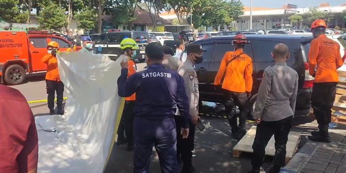 Petugas gabungan dari Basarnas, kepolisian, dan tim terkait bersiap mengevakuasi jenazah. (Foto: Ist)