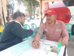 Salah satu lansia yang melakukan donor darah di Alun-alun Jember. (Foto: Ist)