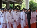 Bupati Sidoarjo Subandi bersama Wakil Bupati Mimik Idayana saat menyematkan simbol jabatan kepada kades terpilih. (Fito: Achmad Adi Nurcahya)