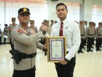Kapolres Gresik AKBP Ramadhan Nasution memberikan piagam penghargaan kepada Kanit Tipidek Satreskrim Iptu Komang Andhika Haditya Prabu.