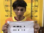 Tersangka AK diamankan Polres Lamongan. Tersangka AK diamankan Polres Lamongan.