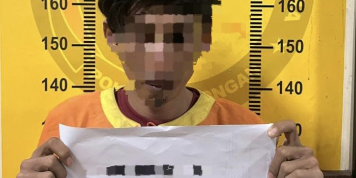 Tersangka AK diamankan Polres Lamongan. Tersangka AK diamankan Polres Lamongan.