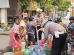Penyaluran bantuan air bersih di Duduksampeyan, Gresik.