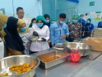 Ketua DPC Gerindra Sidoarjo sekaligus Wabup Sidoarjo Mimik Idayana saat sidak dapur SPPG di Tarik. (Foto: dok Kominfo Sidoarjo)