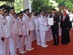Bupati Sidoarjo Subandi saat melantik para kades terpilih di Pendopo Delta Wibawa. (Foto: Achmad Adi Nurcahya)
